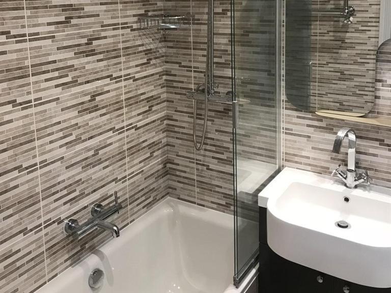 Hotel No.16 Seaham Zewnętrze zdjęcie Bathroom with shower enclosure