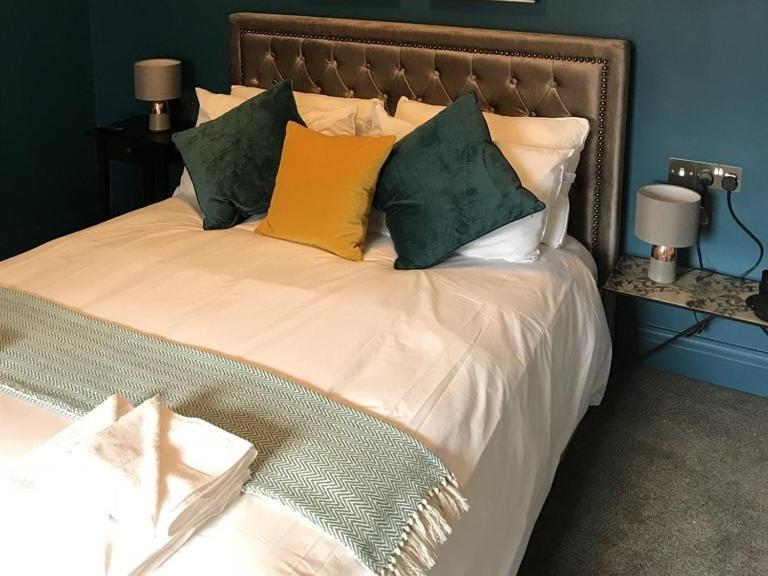 Hotel No.16 Seaham Pokój zdjęcie A bed with a throw