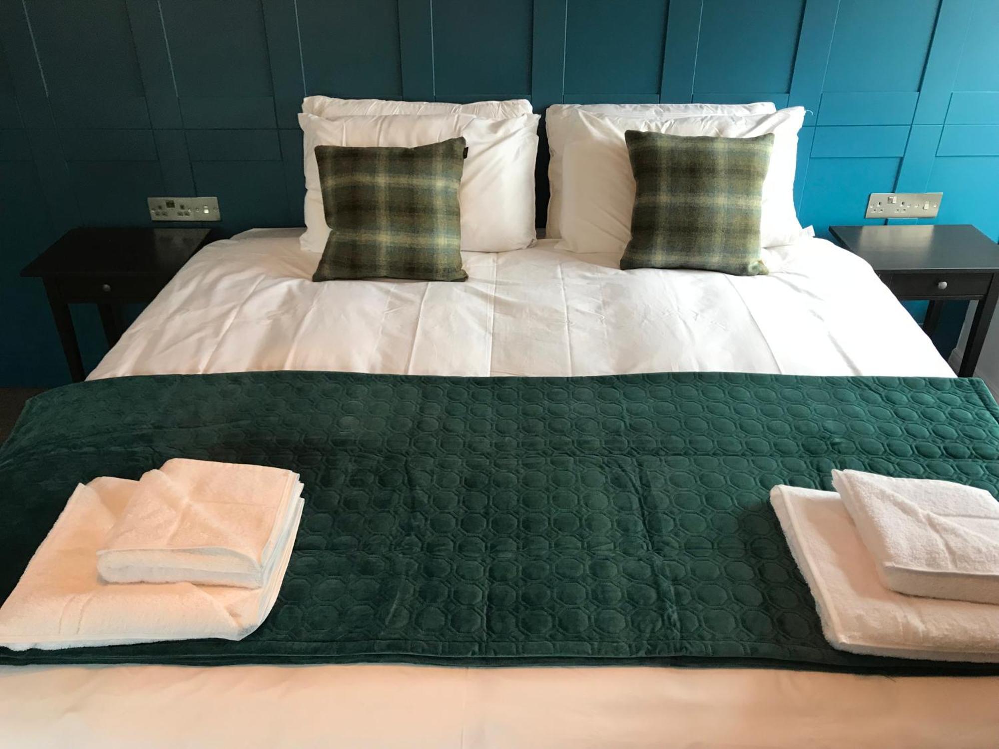 Hotel No.16 Seaham Pokój zdjęcie A bed with a bed runner